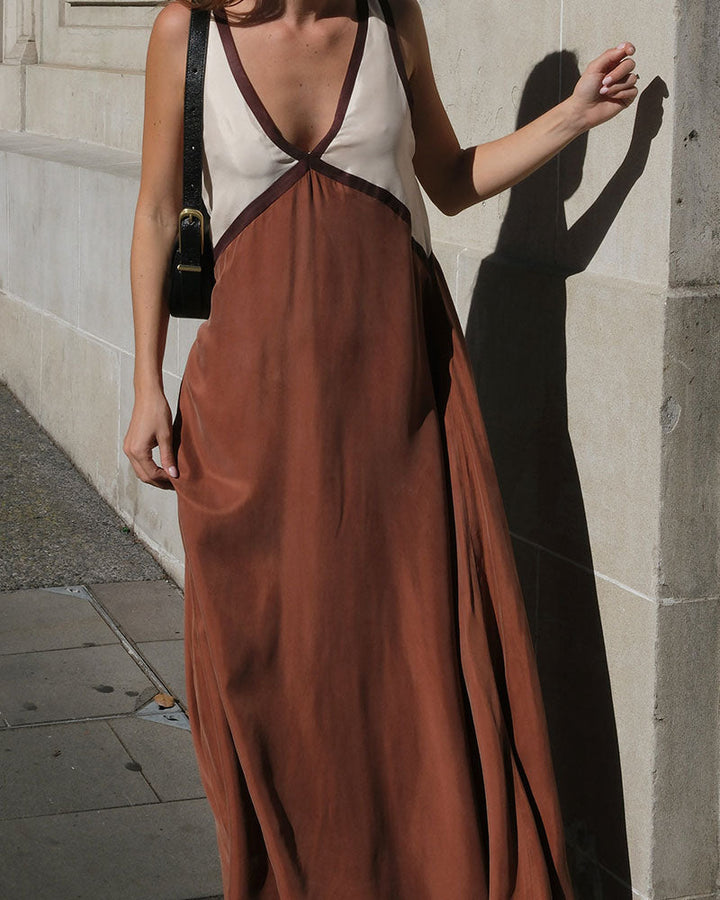 Women's versatile maxi dress, suitable for evening or casual wear, elegant contrast style.