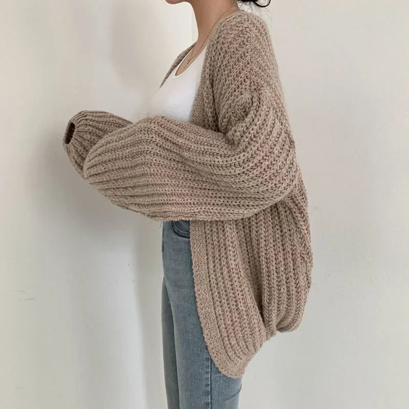 Comfortable women's oversized knit cardigan with chic lantern sleeves, an essential fall/winter style.