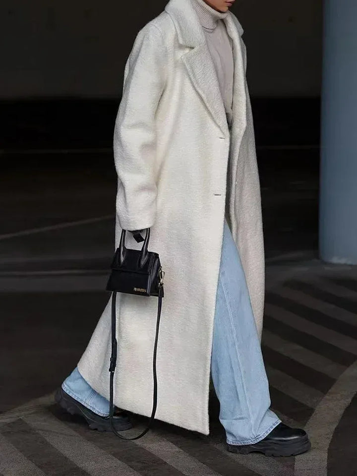 Women's warm, oversized long coat. A cozy outerwear piece for sophisticated casual elegance.