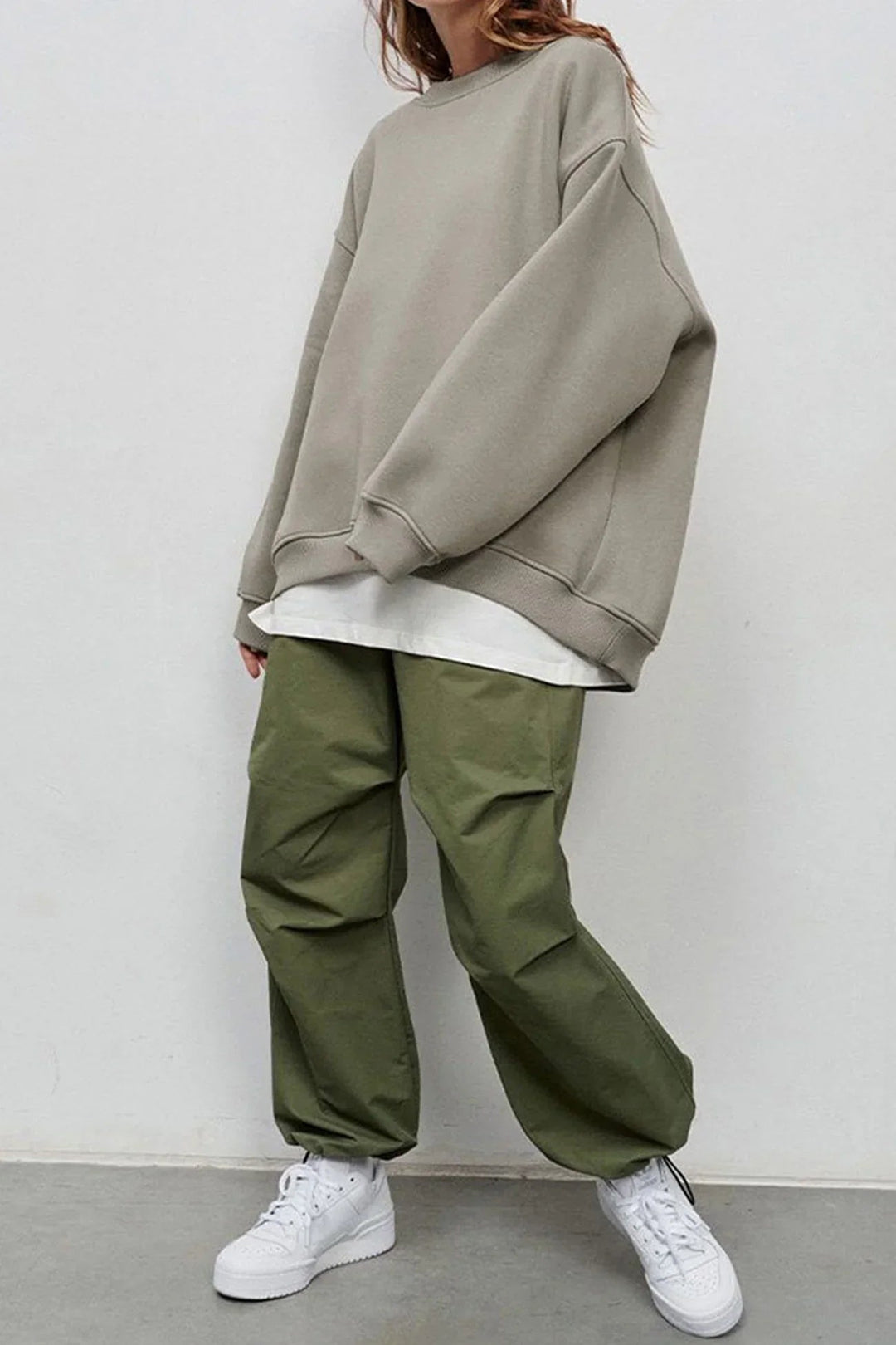 Layering-friendly women's oversized round neck sweatshirt. Cozy top for versatile casual & winter fashion.