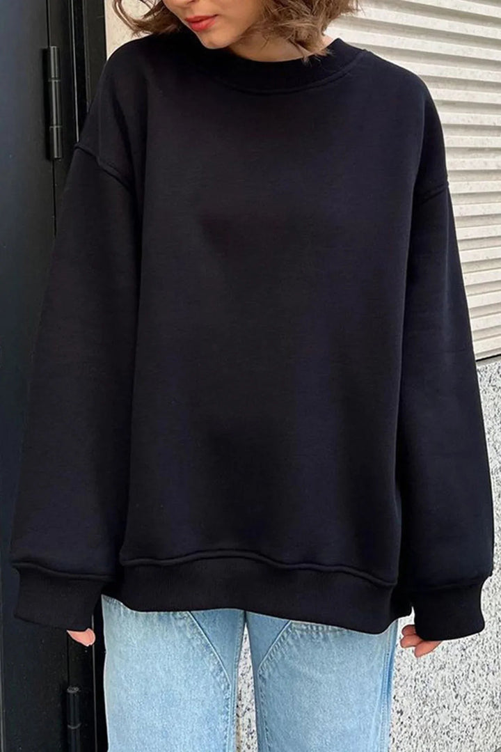Stylish women's oversized round neck sweatshirt. A cozy top for casual wear, versatile for any winter outfit.