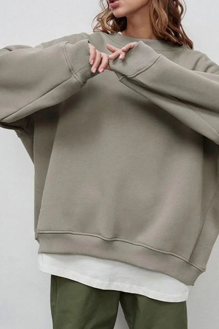 Chic women's oversized round neck sweater. A cozy top for comfortable casual wear, versatile for any season.