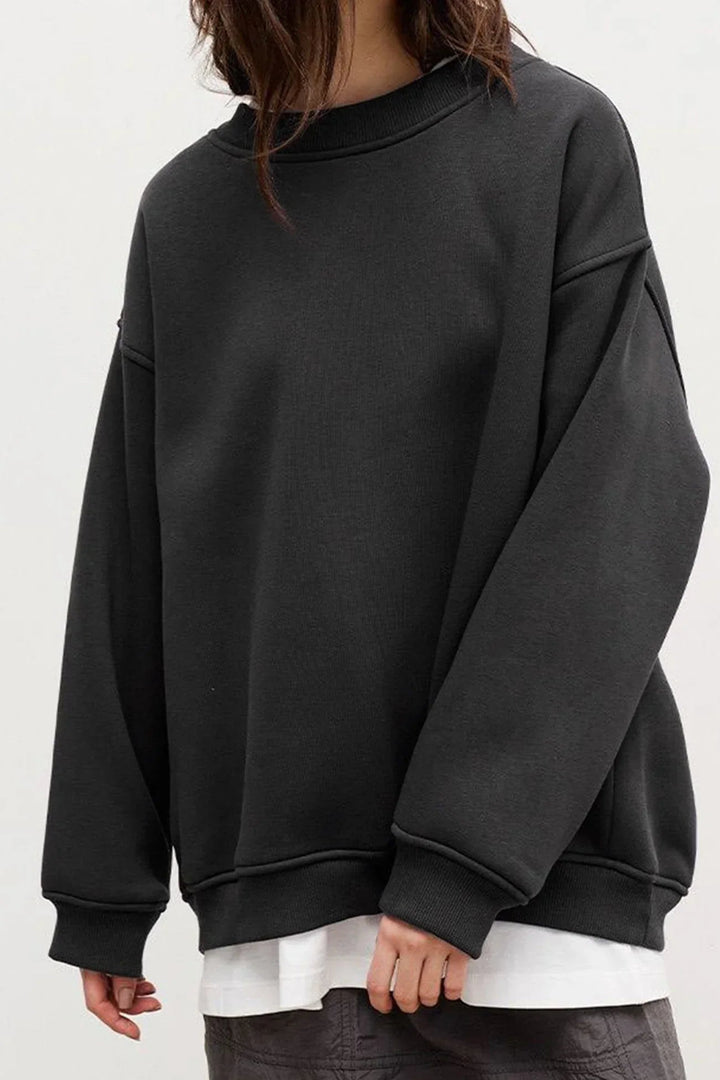 Effortless style with this women's oversized round neck sweatshirt. A cozy top for versatile casual & street wear.