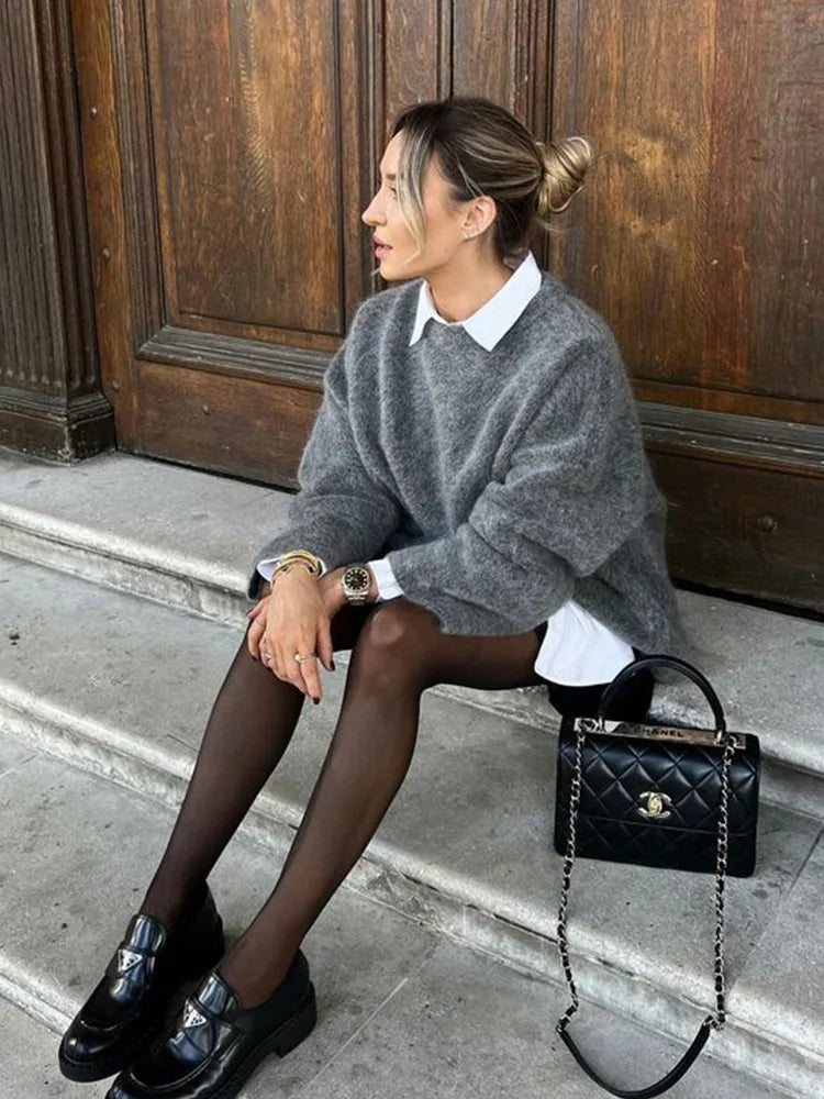 Versatile women's oversized sweater for cozy warmth & effortless casual winter fashion.