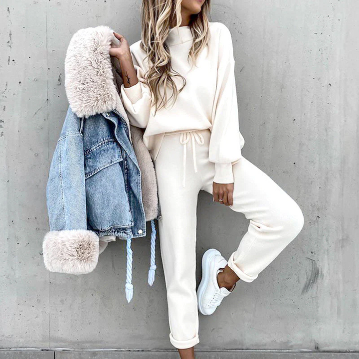 Women's cozy two-piece loungewear set in a relaxed fit, perfect for comfortable casual wear at home.
