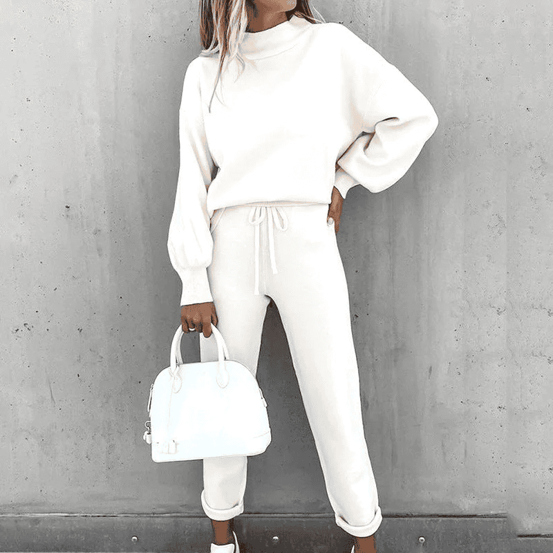 Comfortable women's loungewear set, ideal for relaxing at home or as soft, cozy sleepwear.