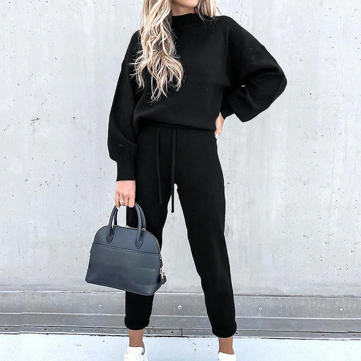Chic and cozy women's two-piece loungewear set, perfect for comfortable and stylish relaxation at home.