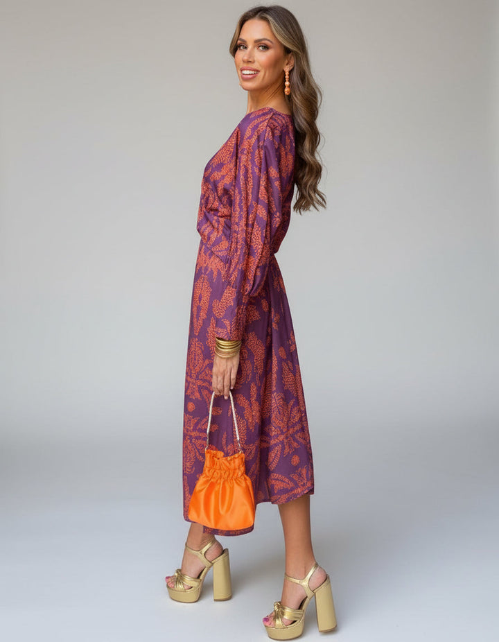 Casual women's wrap midi dress in a bohemian style. Ideal for comfortable, chic summer outfits.