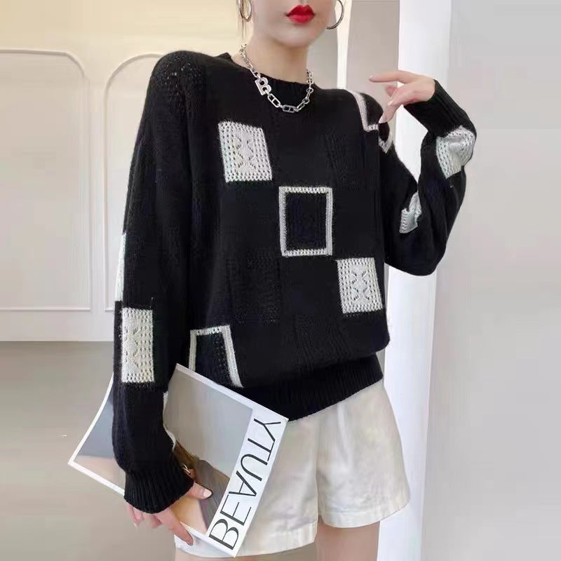 Chic women's geometric pattern winter jumper in black and white. Elegant, oversized long sleeve sweater for comfortable wear.