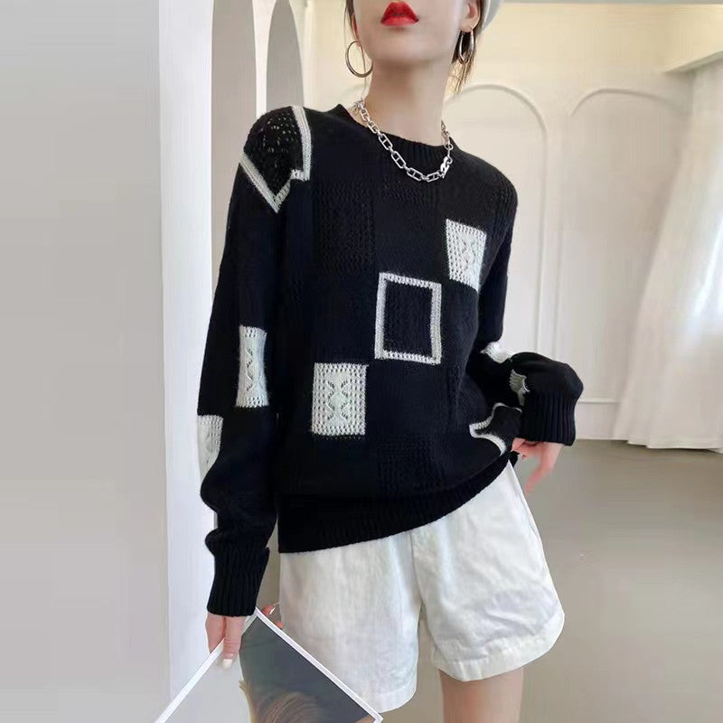 Stylish women's black and white geometric winter jumper. Elegant, oversized long sleeve sweater for comfortable casual chic.