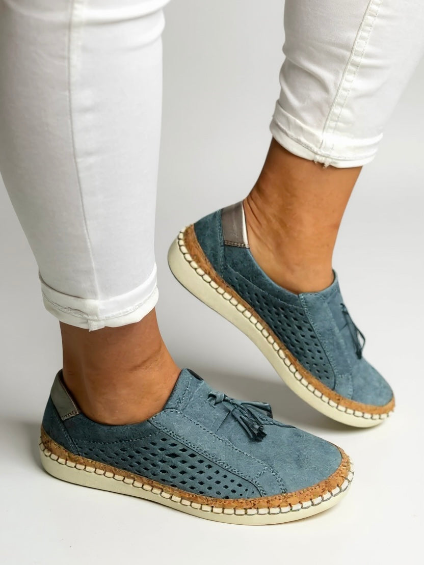 Comfortable women's casual slip-on flats with decorative tassels. Easy-wear footwear for daily style.
