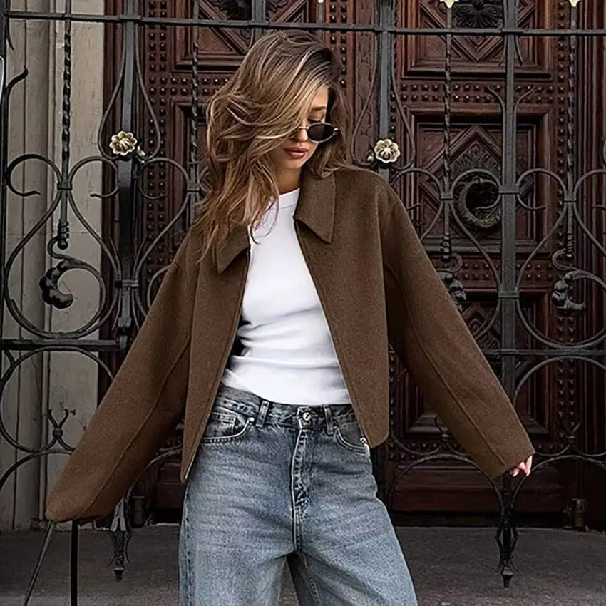 Stylish women's zipper jacket, ideal for winter fashion. Versatile collar jacket for everyday wear.