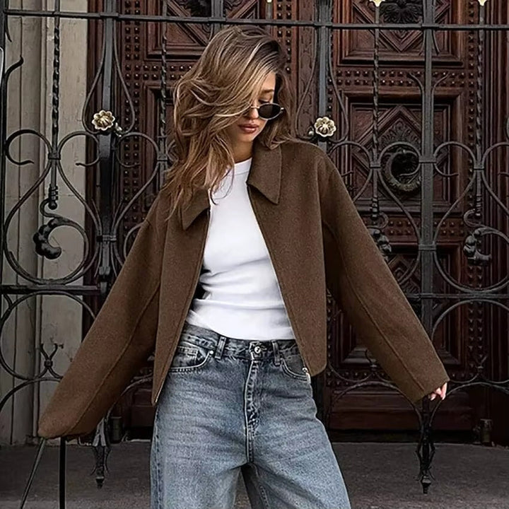 Stylish women's zipper jacket, ideal for winter fashion. Versatile collar jacket for everyday wear.