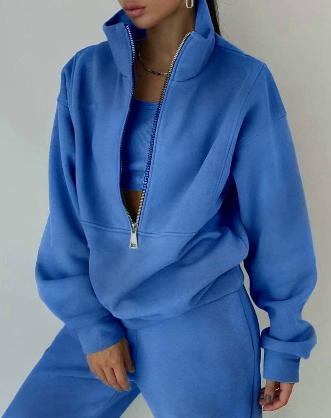 Luxuriously soft women's Evy lounge set, a comfortable two-piece fleece outfit for relaxing at home.