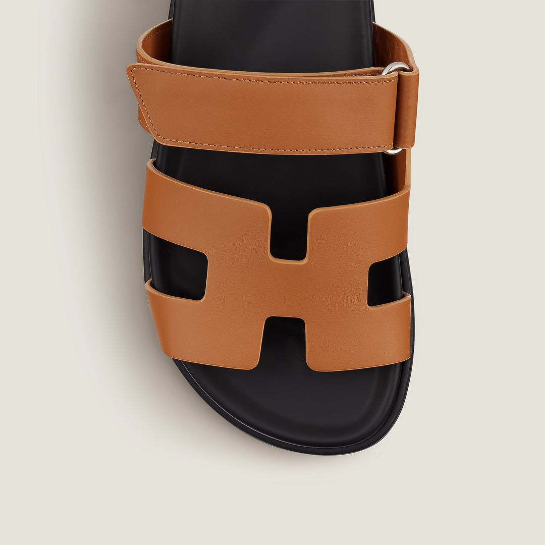Women's flat slip-on sandals, ideal for everyday. Comfortable and chic for summer outings.