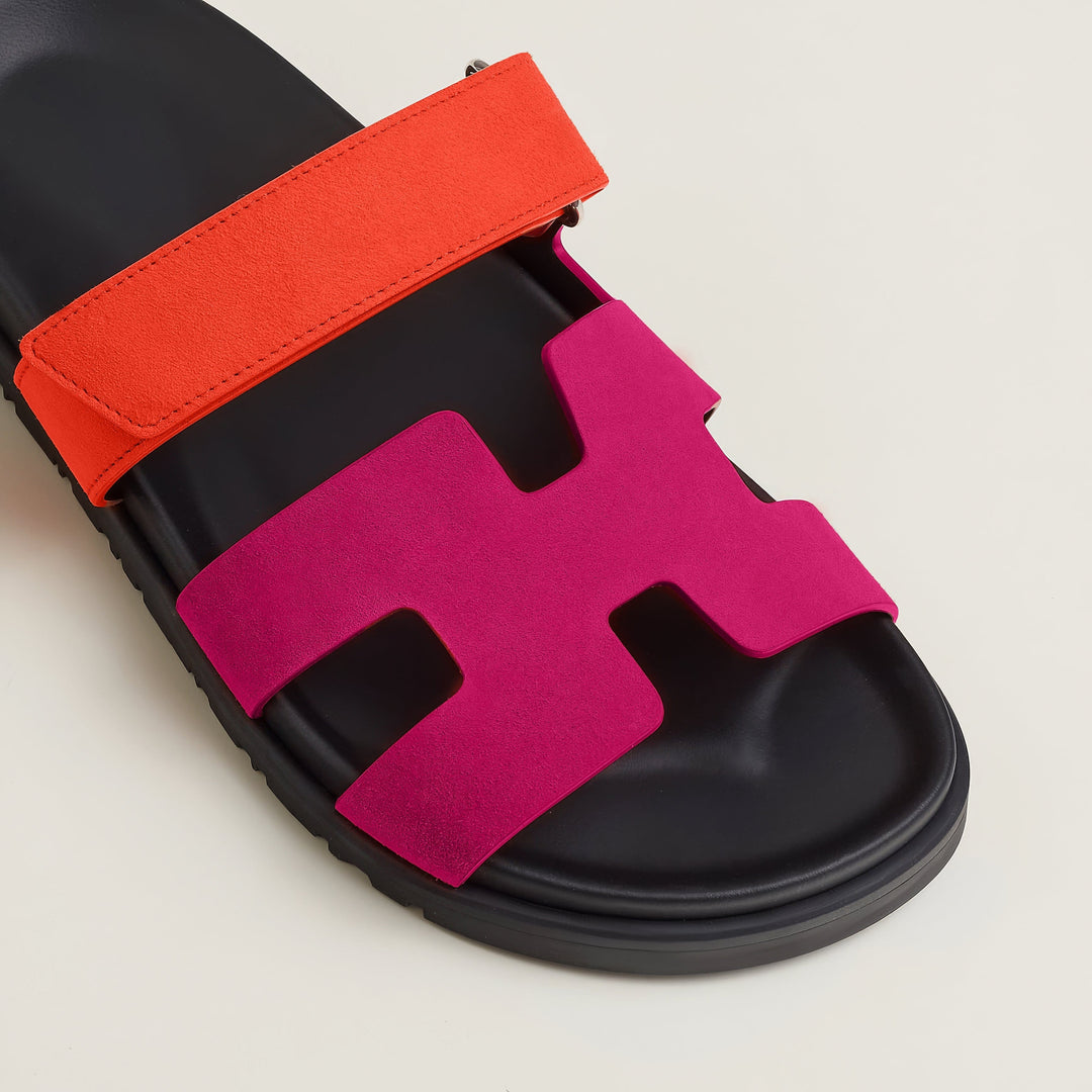Versatile women's flat slip-on sandals. Comfortable and chic, perfect for everyday summer.