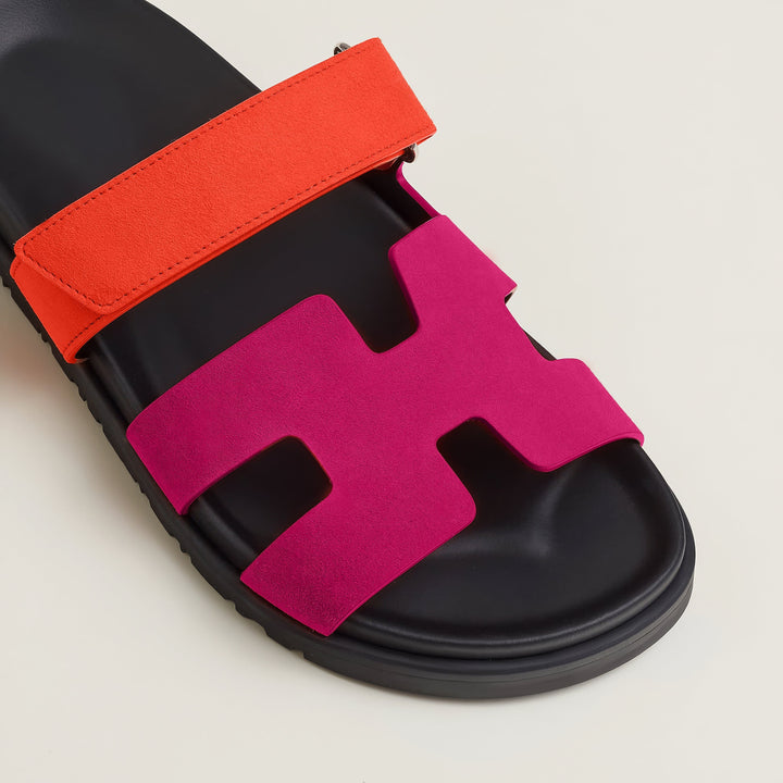 Versatile women's flat slip-on sandals. Comfortable and chic, perfect for everyday summer.