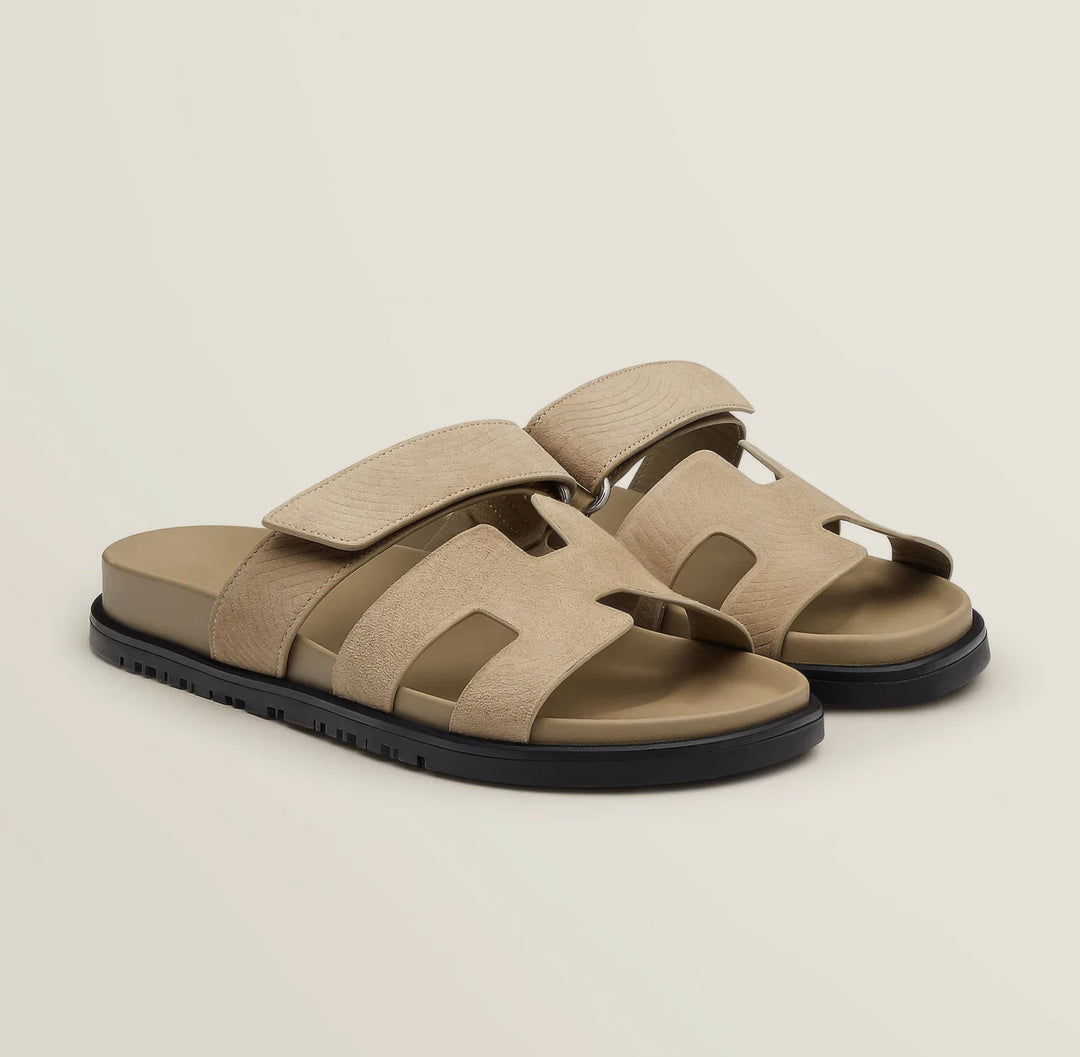Women's flat casual sandals, perfect for summer. Comfortable slip-on footwear with chic design.