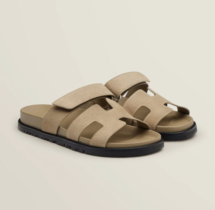 Women's flat casual sandals, perfect for summer. Comfortable slip-on footwear with chic design.