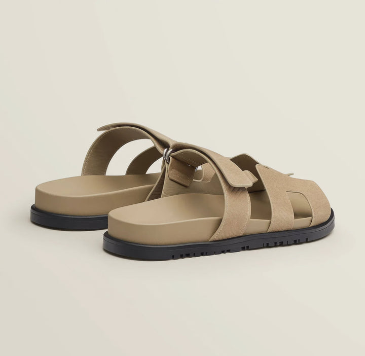 Effortless women's flat slip-on sandals. Versatile everyday style with an open-toe design.