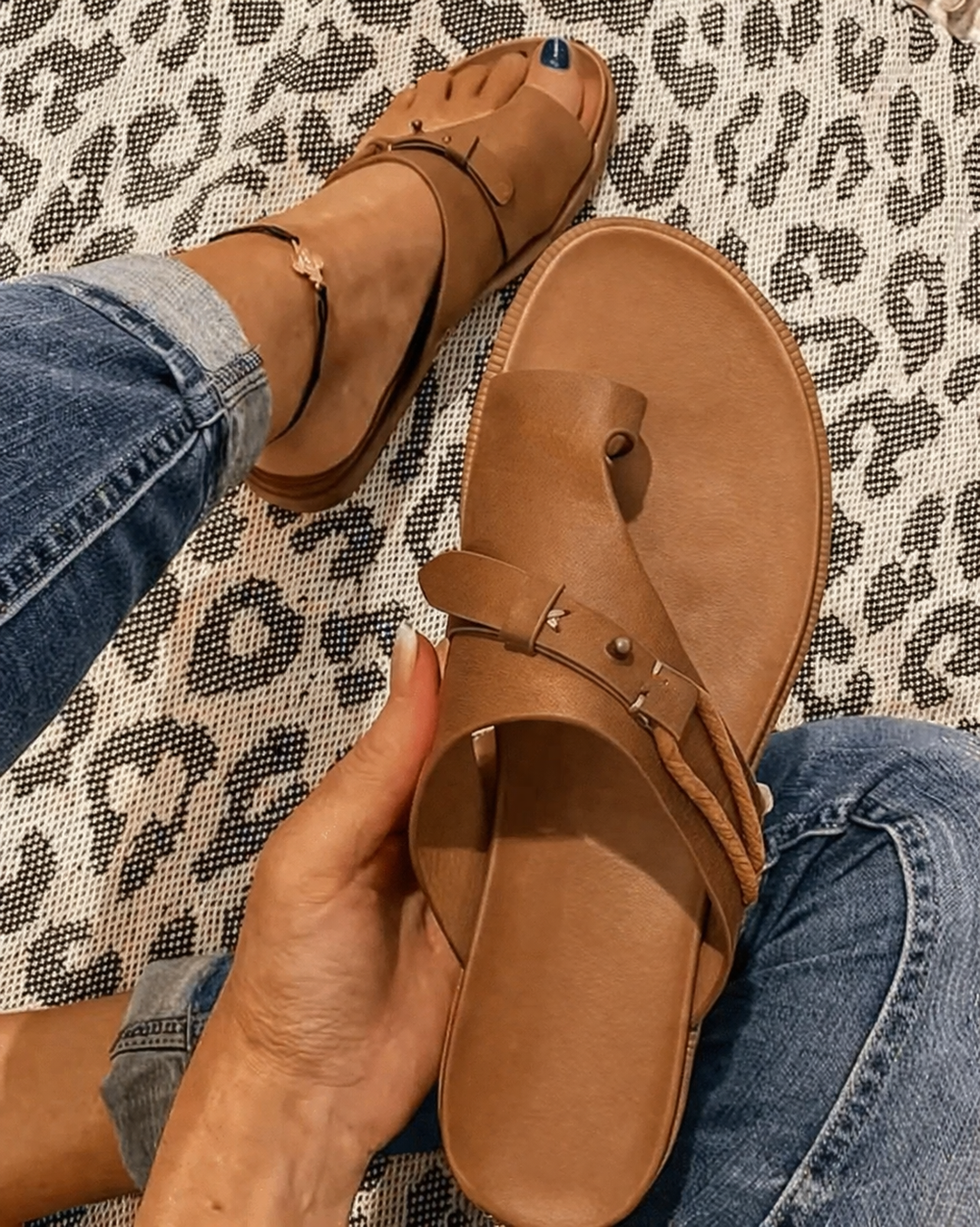 Women's flat toe loop sandals for summer comfort. Ideal casual slip-on footwear for everyday wear.