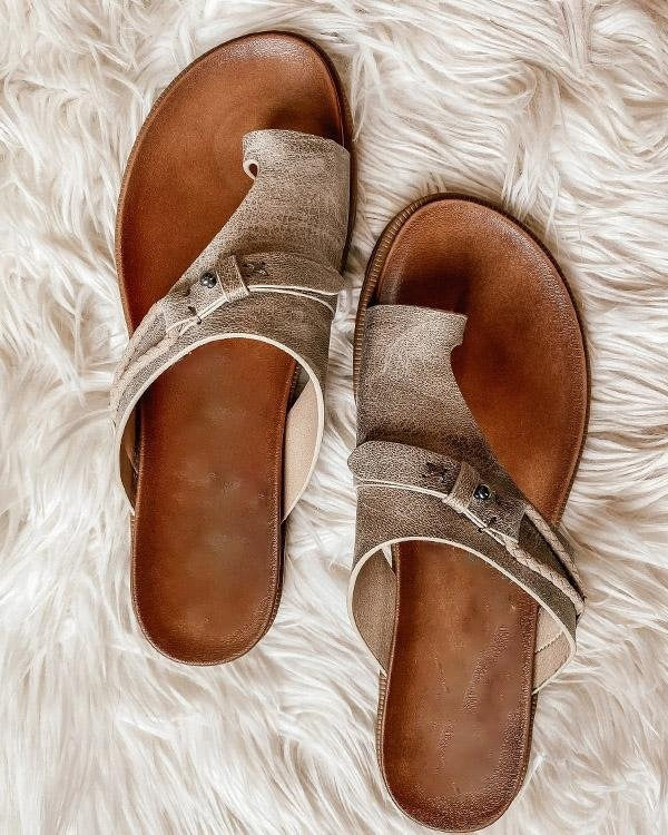 Black women's flat sandals with secure toe loop design. Comfortable everyday summer shoes for any casual look.