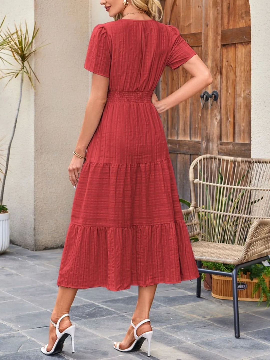 Chic casual women's midi dress, flowy design, handy pockets, notched neckline.