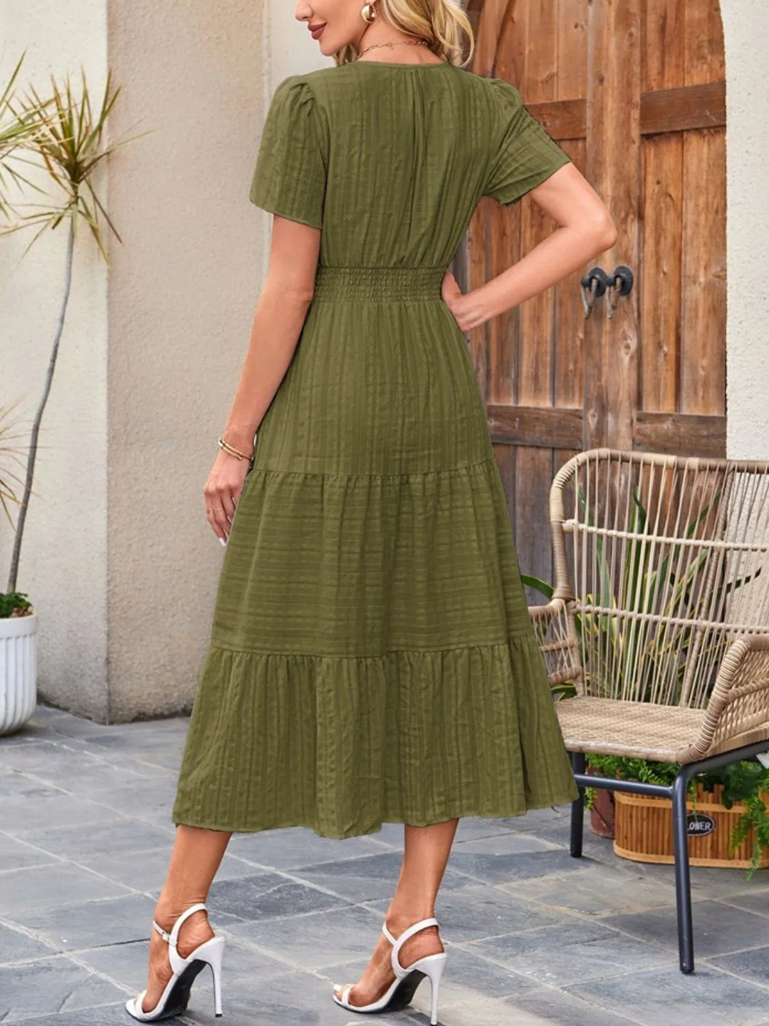 Women's comfortable flowy midi dress, short sleeve, pockets, great for casual elegance.