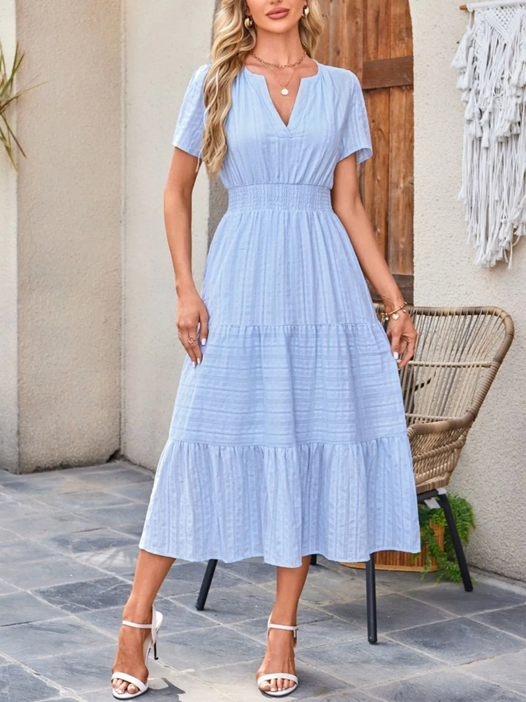 Casual women's summer dress, flowy fit, with convenient side pockets.