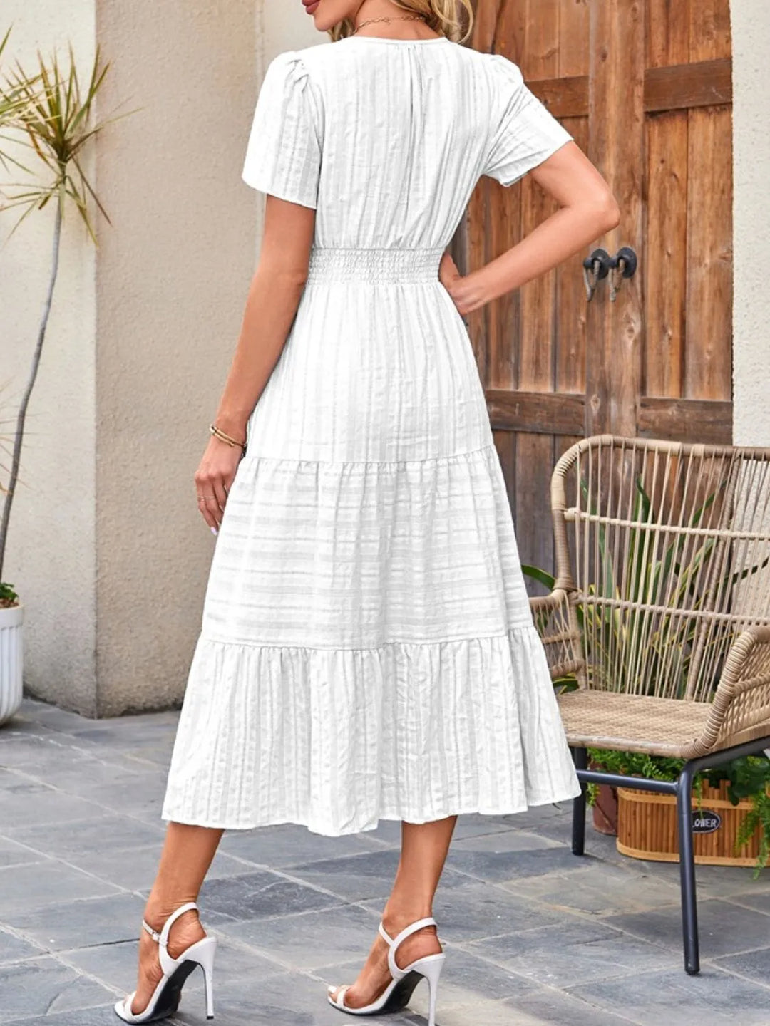 Elegant flowy dress, women's midi, featuring a stylish notched neckline & pockets.