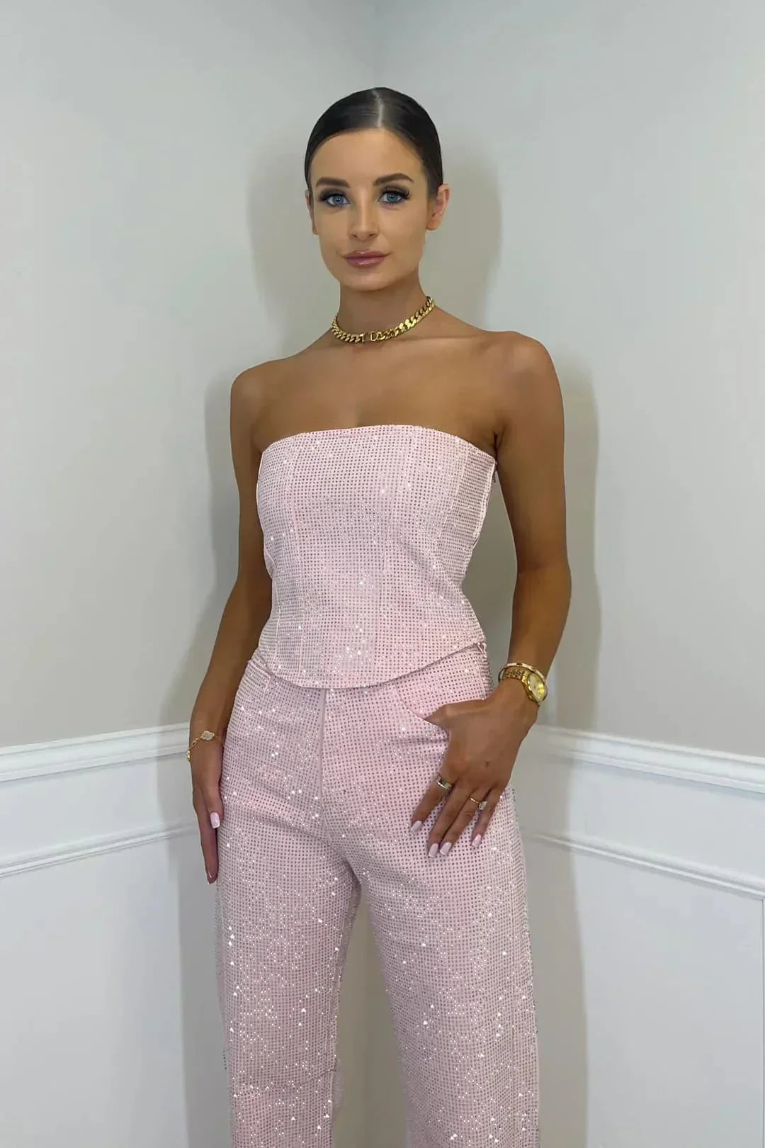 Chic women's party set: high-waist jeans with a dazzling glitter top for special events.