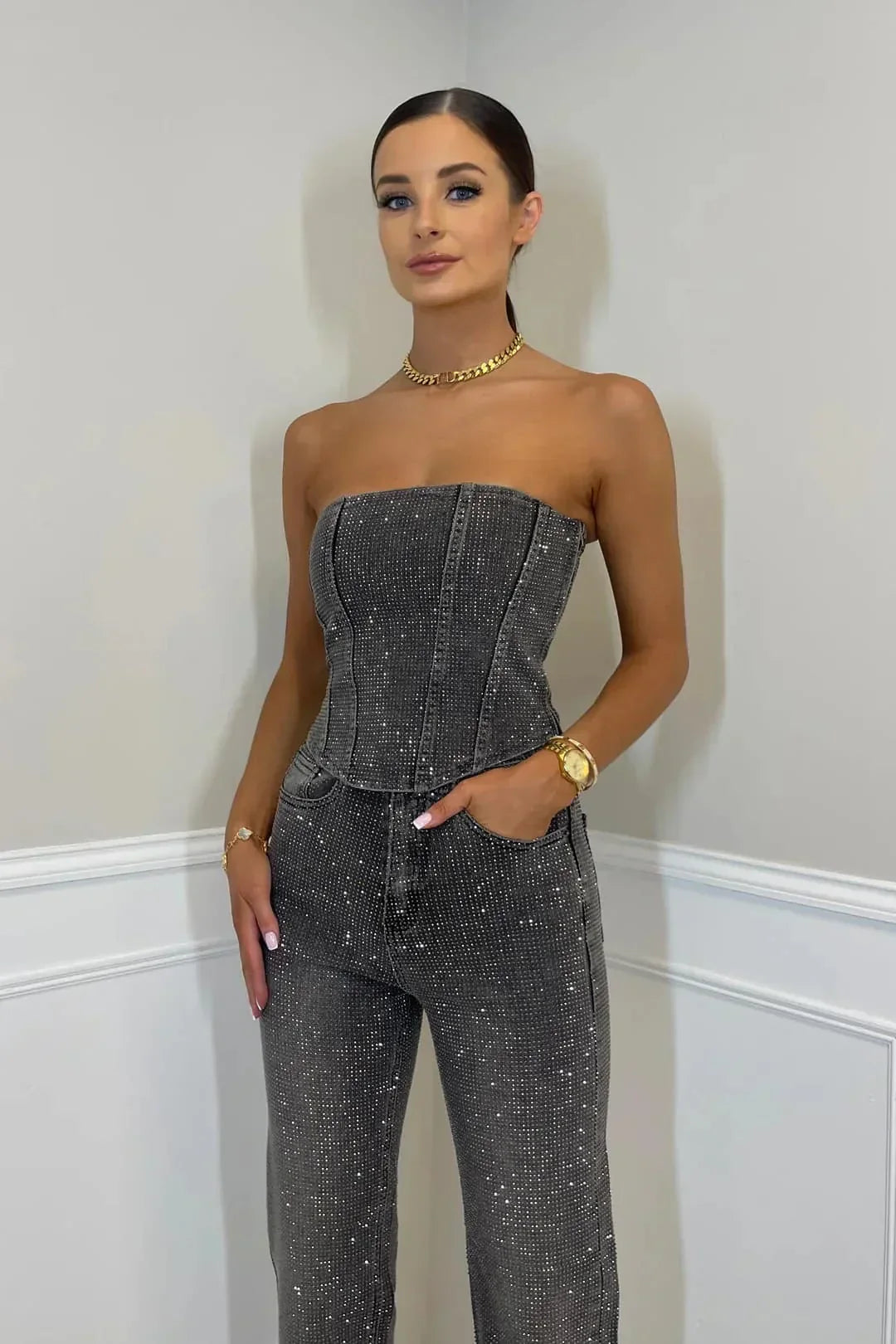 Shine bright in this women's glamorous glitter set, featuring high-waist jeans.