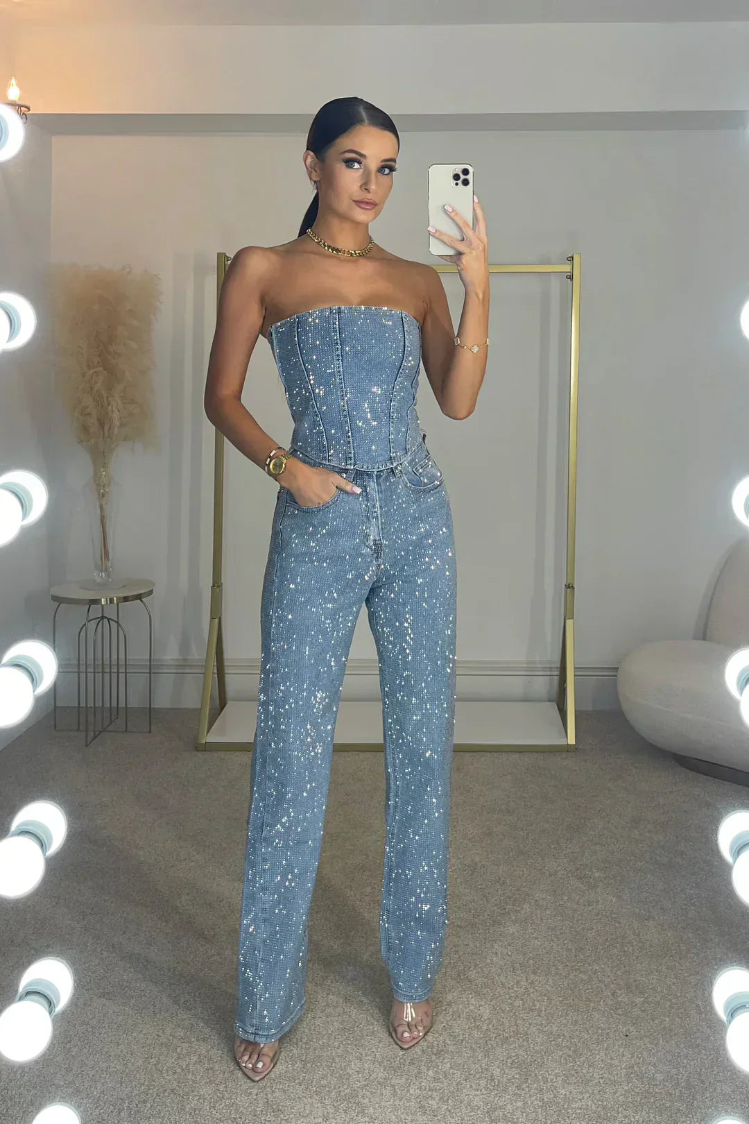 Shine bright in this women's glitter set: high-waist jeans and a sparkling top.