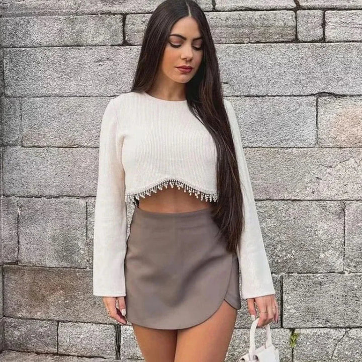 Women's high waist asymmetric mini skirt, chic and modern for a trendy look.