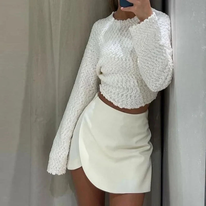 Versatile women's asymmetric mini skirt, high-waisted and trendy for any outfit.