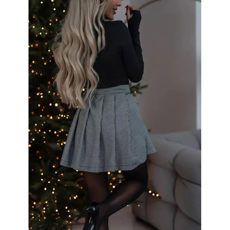 Casual women's short plaid skirt. High-waist, above-knee checked design, great for everyday fashion.