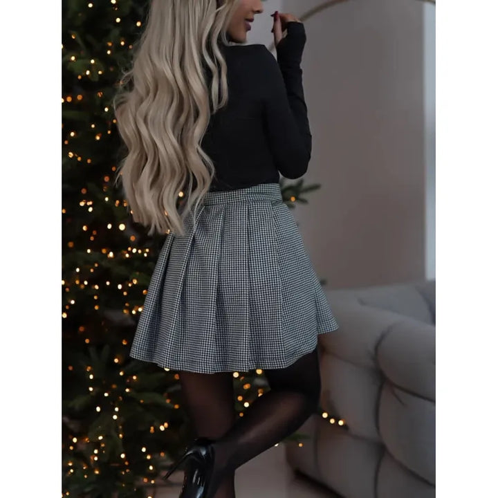 Casual women's short plaid skirt. High-waist, above-knee checked design, great for everyday fashion.