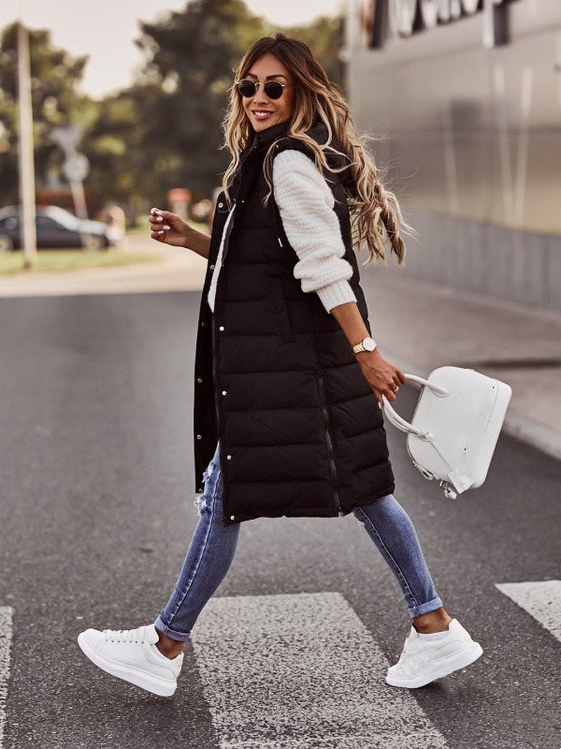 Casual women's knee-length quilted bodywarmer, ideal for chilly days and modern layering.