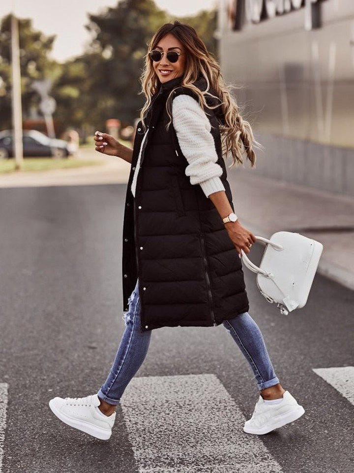 Casual women's knee-length quilted bodywarmer, ideal for chilly days and modern layering.