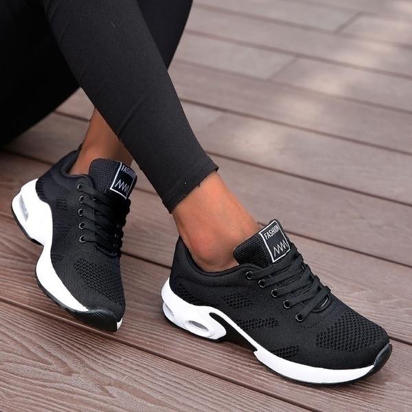 Comfortable women's lightweight low-top sneakers, ideal for casual everyday style and walking. Versatile shoes.