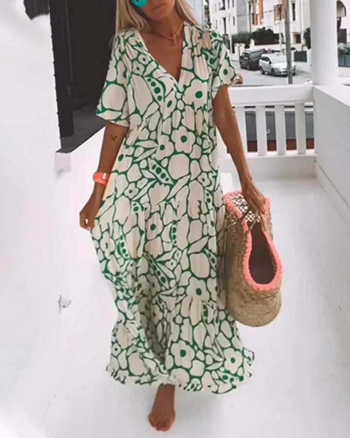 Women's lightweight & flowing maxi dress, a comfortable spring/summer outfit essential. Ideal for casual elegance.