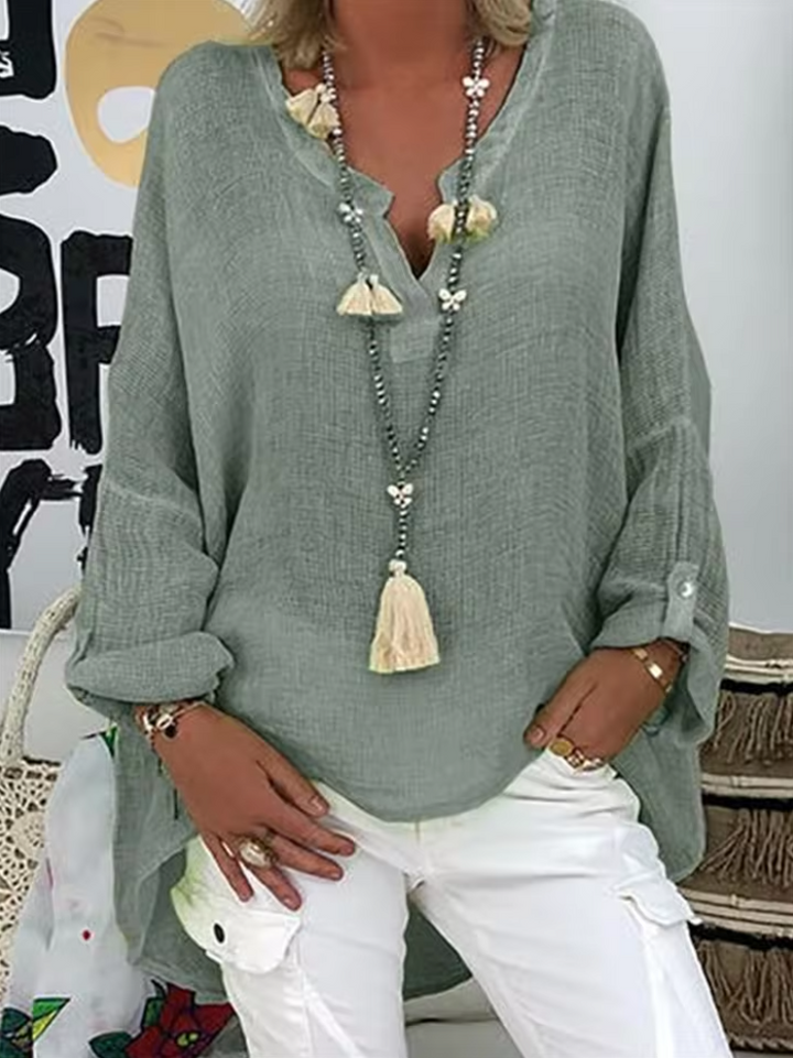 Versatile women's summer blouse, lightweight and oversized, offering a comfortable, effortlessly chic look.