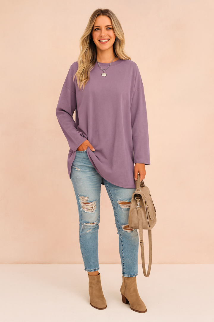Women's loose oversized sweater, comfortable and relaxed for everyday casual wear.