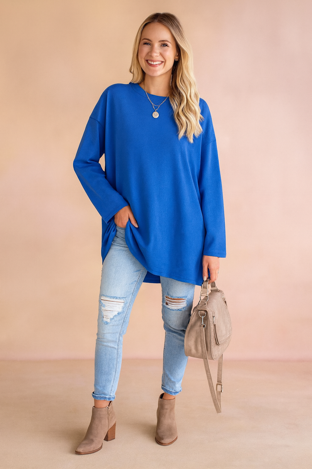 Women's oversized sweater, a relaxed fit for comfortable and stylish everyday wear.