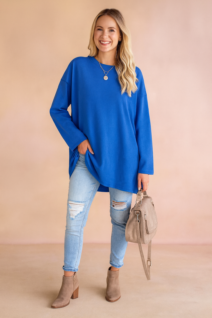Women's oversized sweater, a relaxed fit for comfortable and stylish everyday wear.
