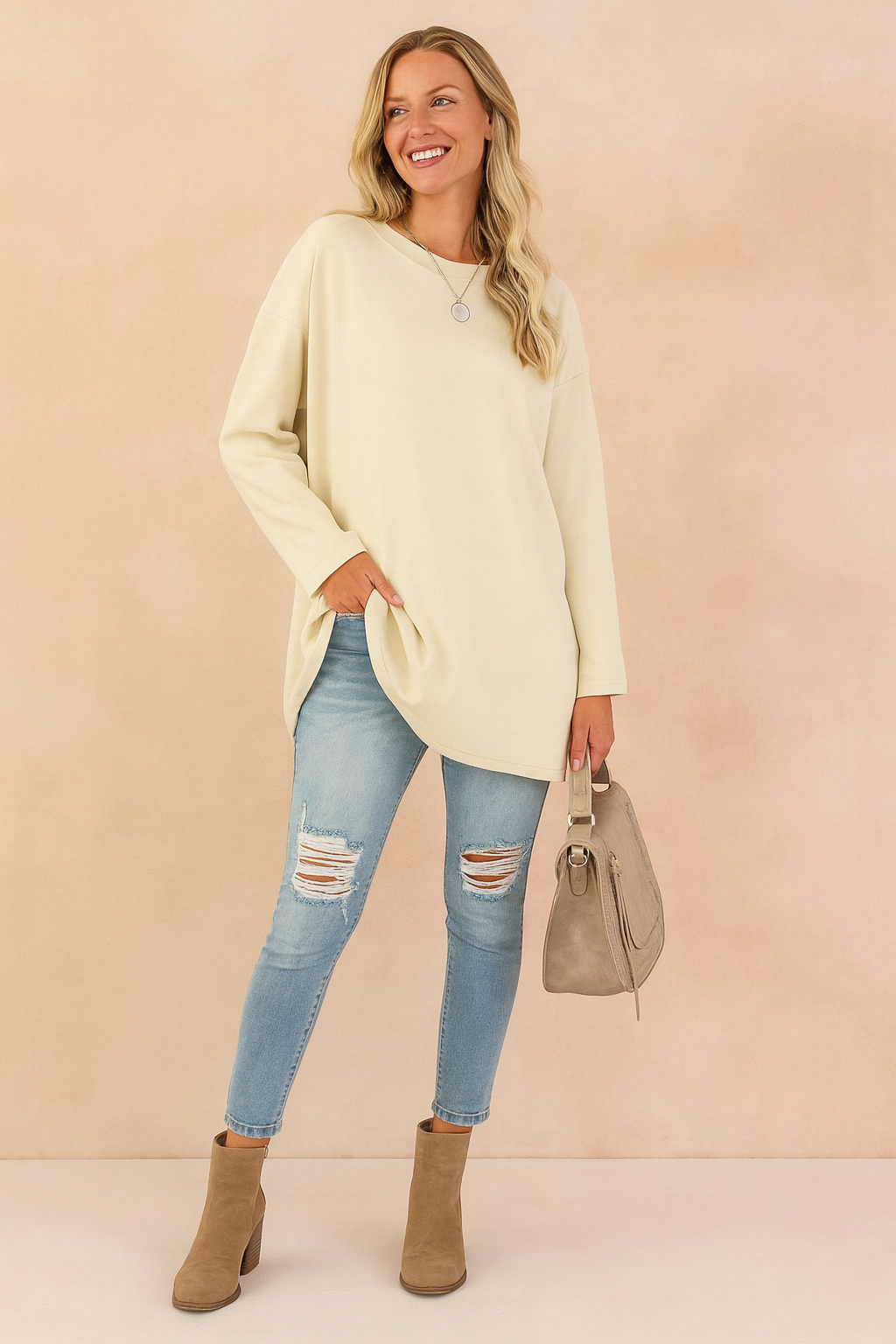 Chic women's oversized sweater, a trendy and comfortable addition to fall and winter fashion.