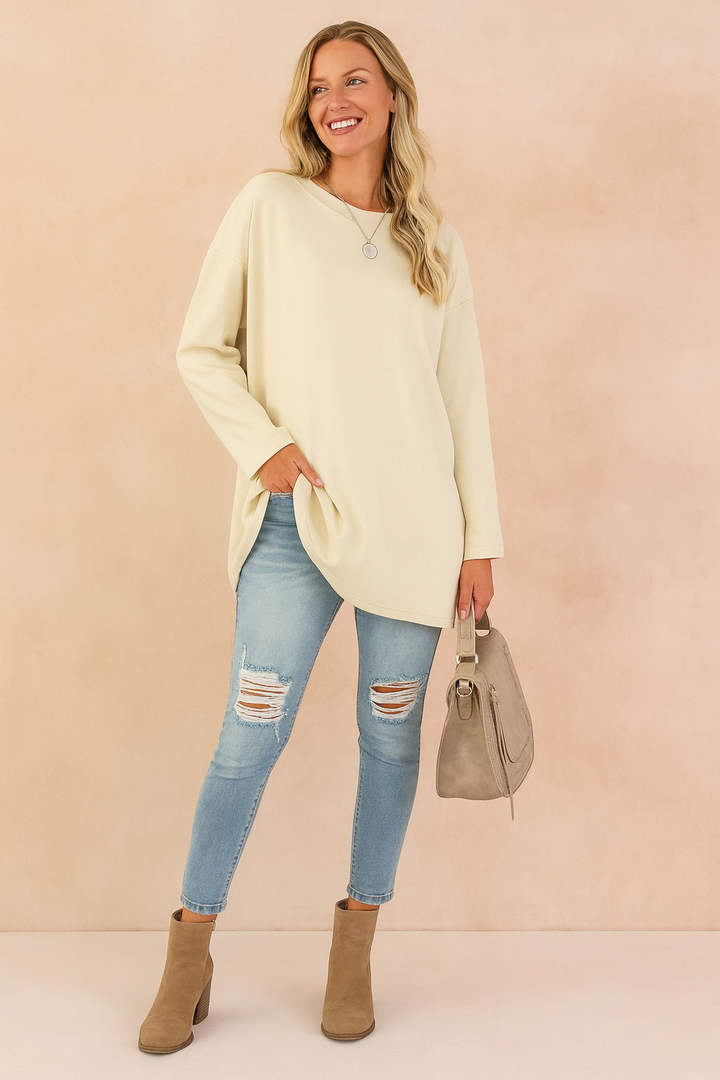 Chic women's oversized sweater, a trendy and comfortable addition to fall and winter fashion.