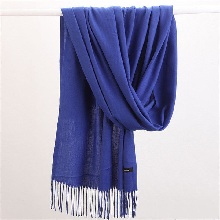 Women's cold weather cashmere scarf, combining softness with elegant style.