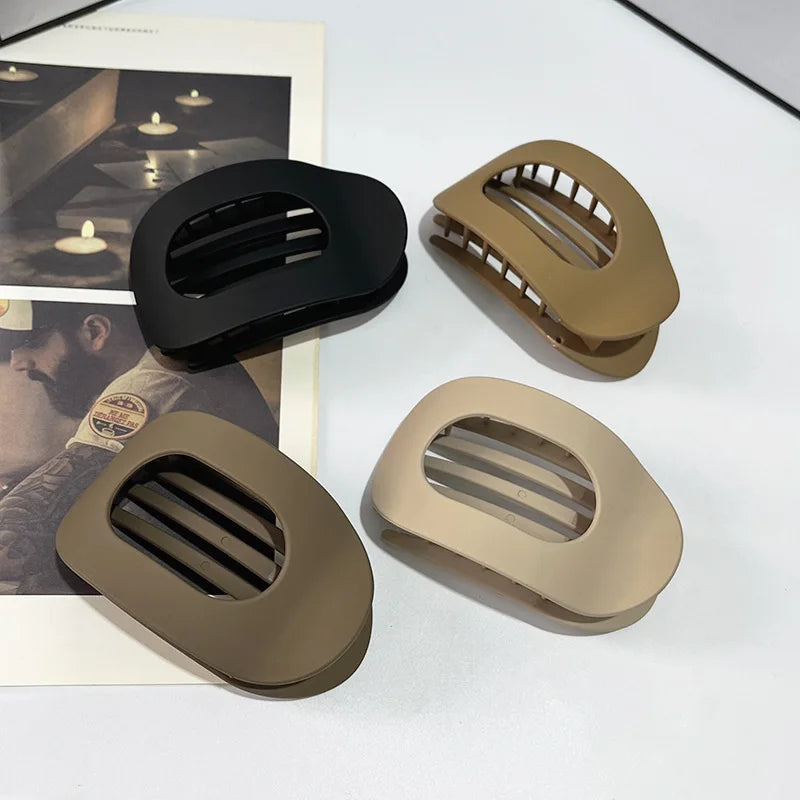 Minimalist women's matte oval hair clip, perfect for everyday styles.