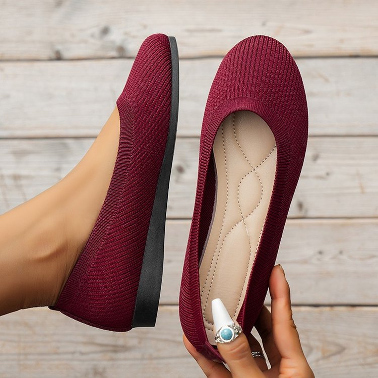 Slip-on Mia women's flats, orthopedic, combining classic style with advanced comfort technology.